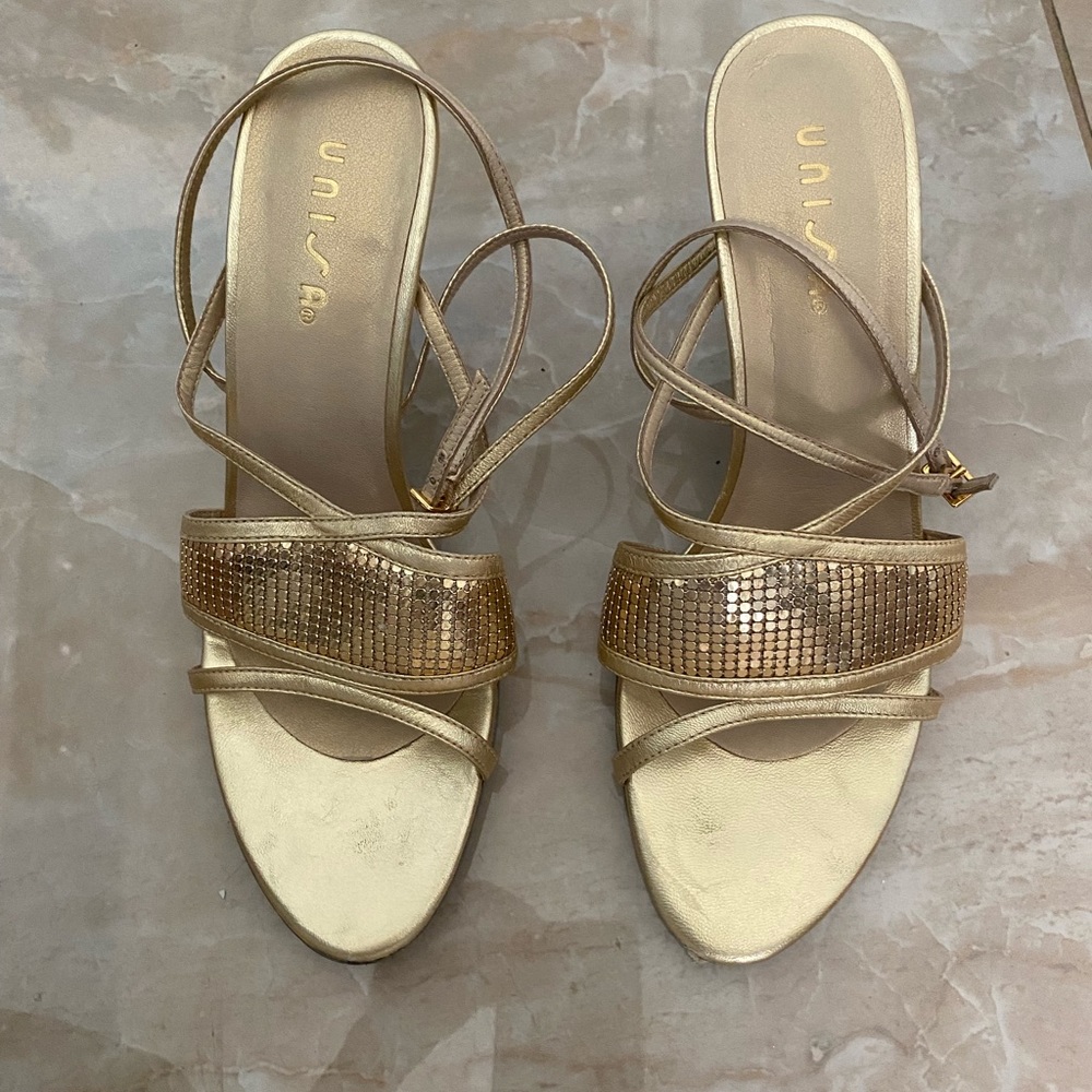 Dressy around the ankle